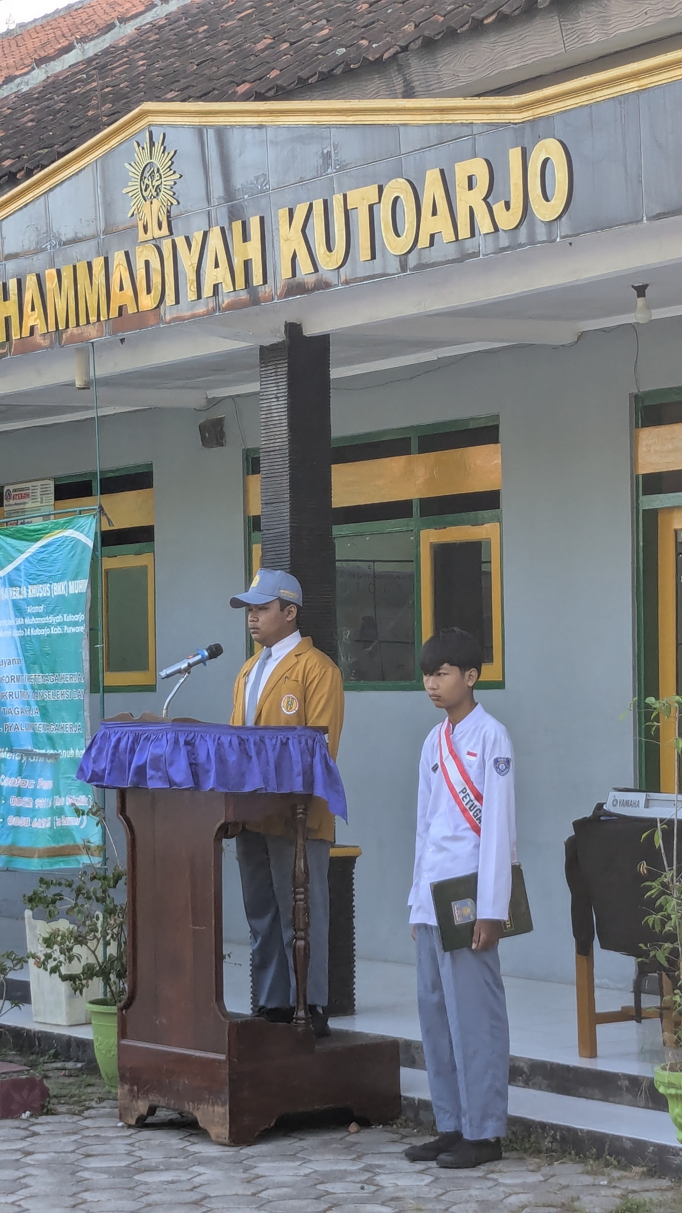 Siswa,menjadi pembina Upacara 